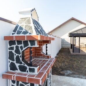 Gratar Gradina Traditional Mediu (Carbune/Lemn, 120x70x210 cm, 800 kg, piatra naturala Verde Laguna, caramida)