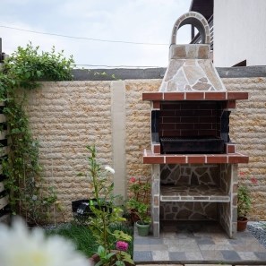 Gratar Gradina Traditional Mediu cu raft (Carbune/Lemn, 120x70x210 cm, 800 kg, piatra naturala Rhodos, caramida)