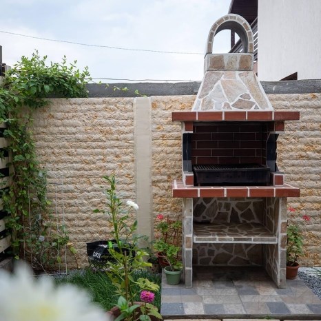 Gratar Gradina Traditional Mediu cu raft (Carbune/Lemn, 120x70x210 cm, 800 kg, piatra naturala Rhodos, caramida)