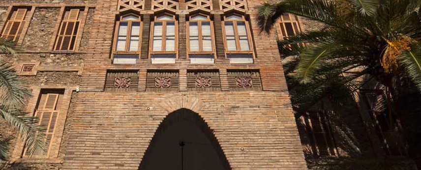 Colegio de las Teresianas – inovatie arhitecturala cu piatra concasata si caramida 