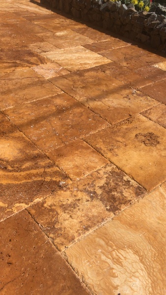 Descopera frumusetea naturala: Aleile din travertin - o alegere perfecta pentru curtea ta